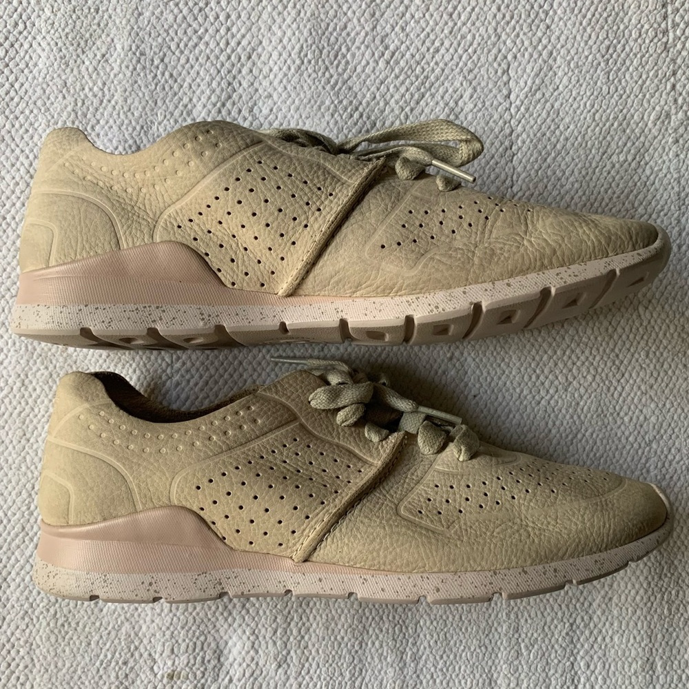 UGG 10 treadlite shoes